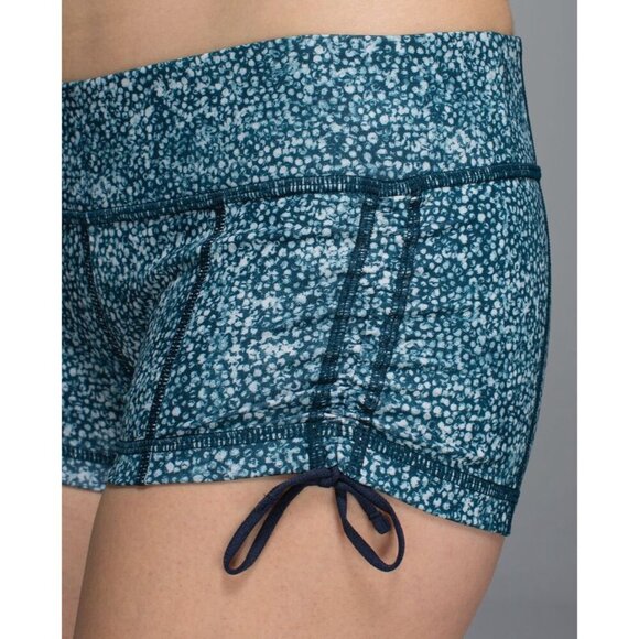 Lululemon Hot Hot Shorts Pebble Print Parfait Pink Alberta Lake Active Gym M - Picture 3 of 10